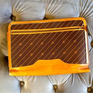Well kept gucci laptop case. Leather